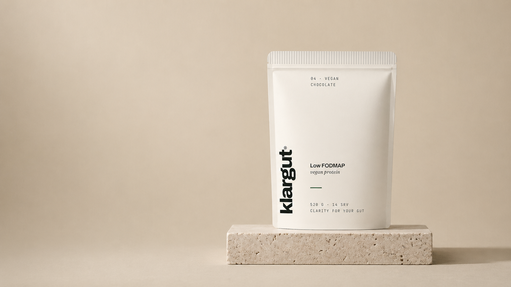Klargut FODMAP Shake — pack de 520 g sabor chocolate sobre pedestal de piedra travertina